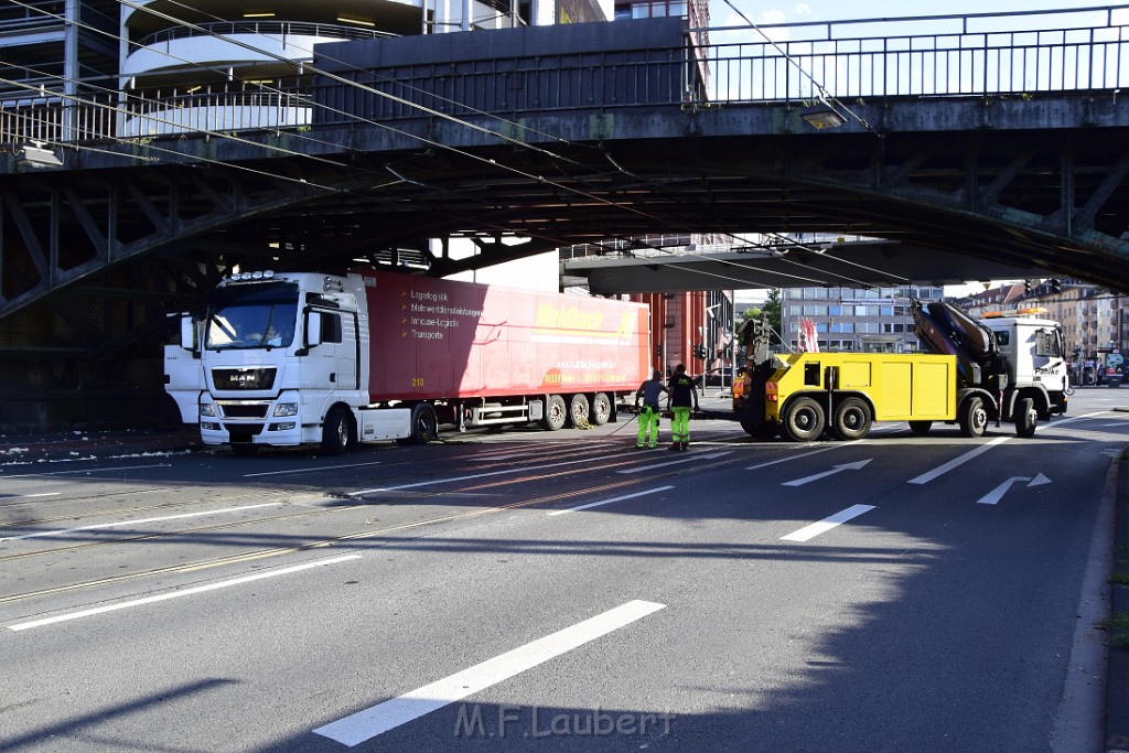 LKW blieb unter Bruecke haengen Koeln Deutz Opladenerstr Deutz Muelheimerstr P079.JPG - Miklos Laubert